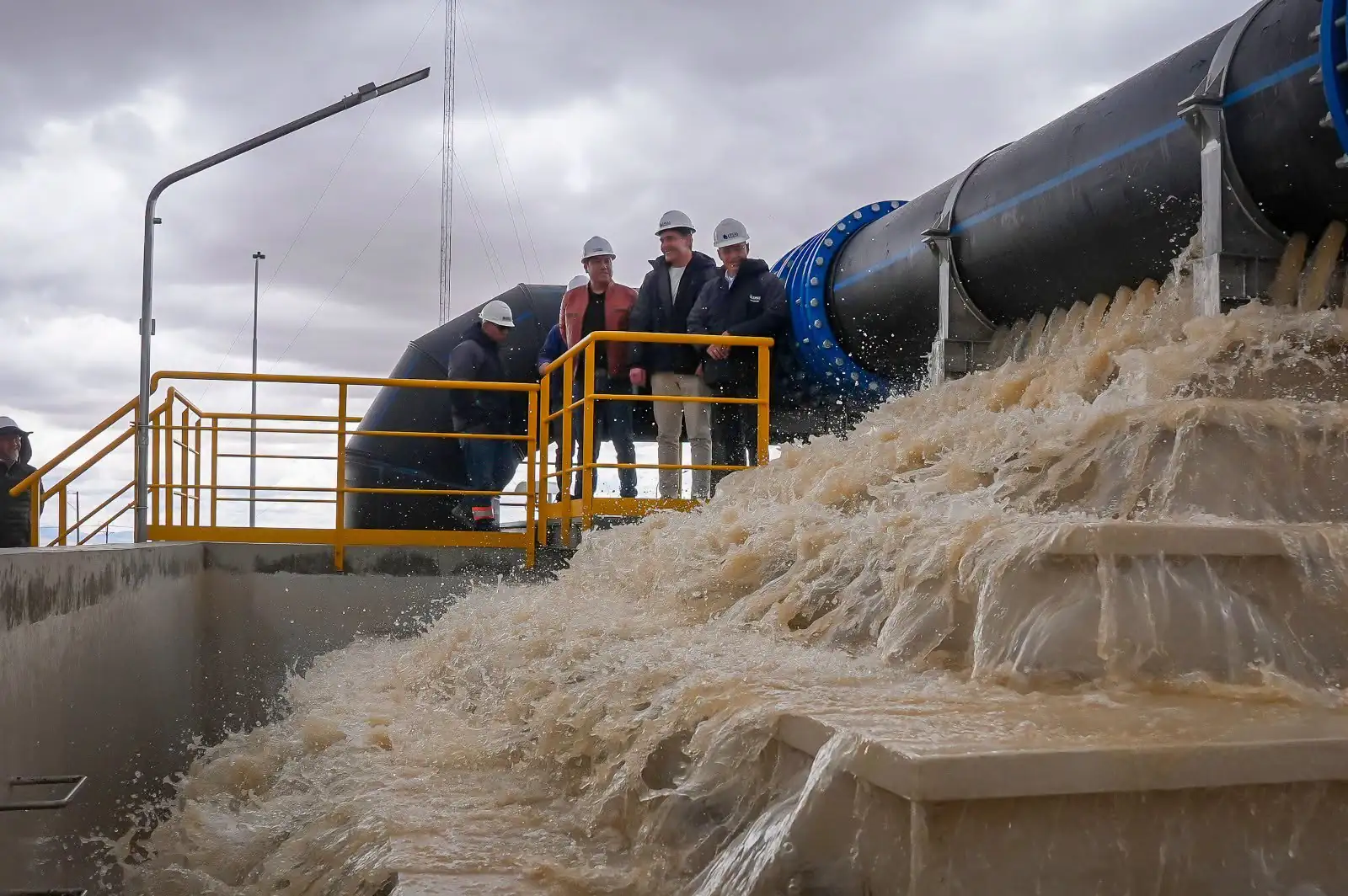 El ministro de Producción Sostenible, Medio Ambiente y Agua, Oscar Mario Justiniano revisa la infraestructura. (Foto: Min. de Desarrollo)