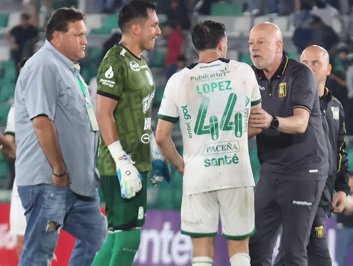 En la foto se observa al jefe de seguridad de Oriente (izq. de camisa), al arquero Torres, al argentino López y al DT brasileño Zago en un reclamo al jugador de Oriente. (Foto: Álvaro Durán/Santa Cruz)