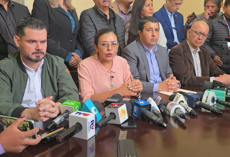 (Centro) La nueva jefa de bancada de Unidad en la Cámara de Senadores, ELiana Acosta.Foto: La Patria.