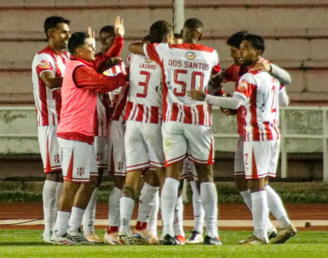 Los jugadores de Inde festejan uno de sus cuatro goles (APG)