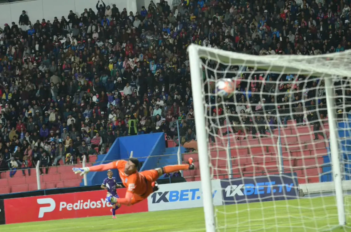 El balón se va a la red , Lampe no pudo detener el balón ante un 'misil' de Jefferson Rivas' (GUIDO TÓRREZ)