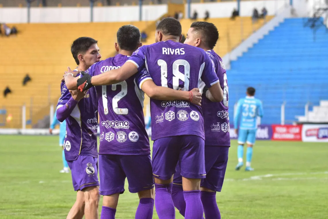 Los jugadores de Real Potosí celebran un gol (AFP)