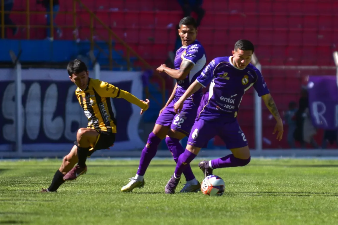 Una acción del partido Real Potosí y The Strongest en el Víctor Agustín Ugarte (APG)