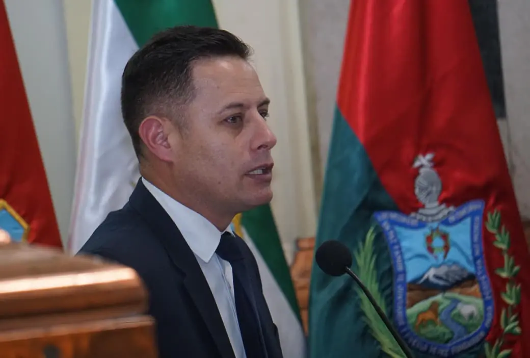 El vicepresidente Edmand Lara en el acto de posesión de José Armando Urioste Viera. Foto: APG