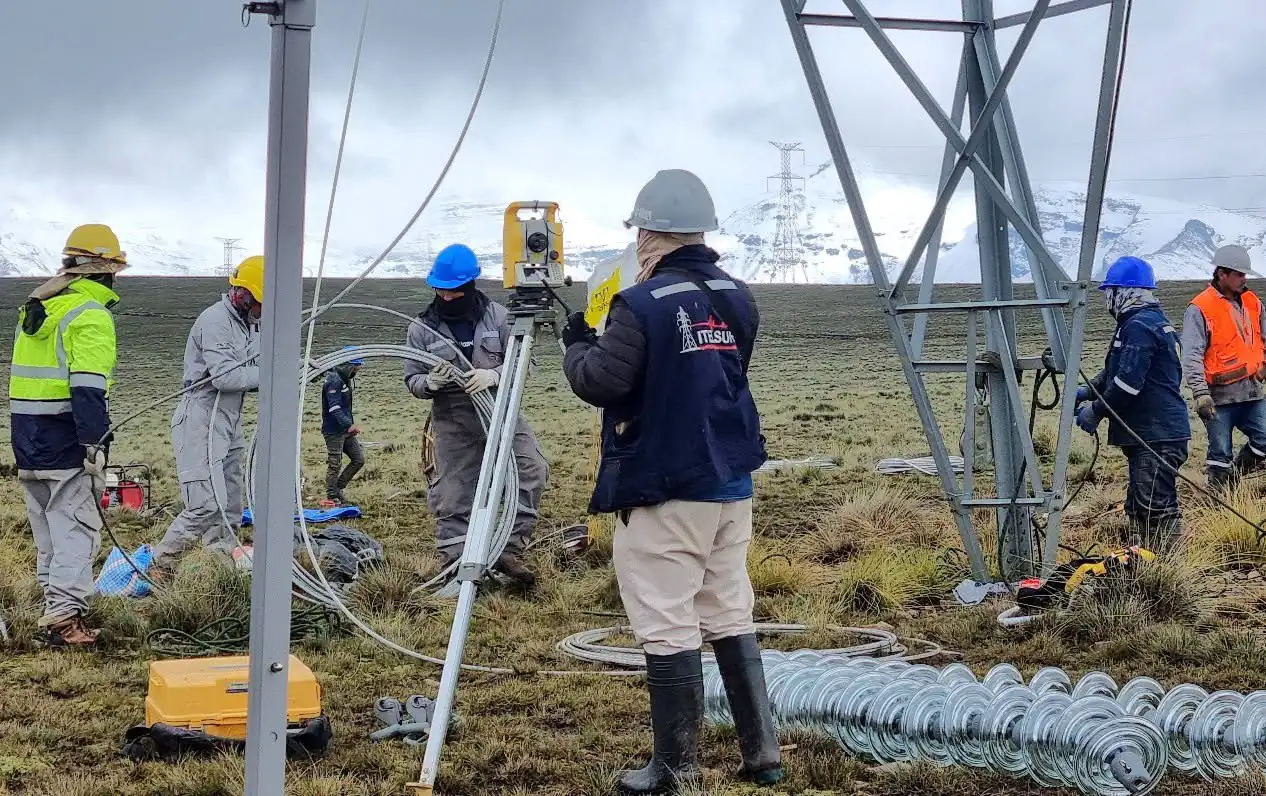Tareas de inspección de la fibra óptica. Foto: ENDE