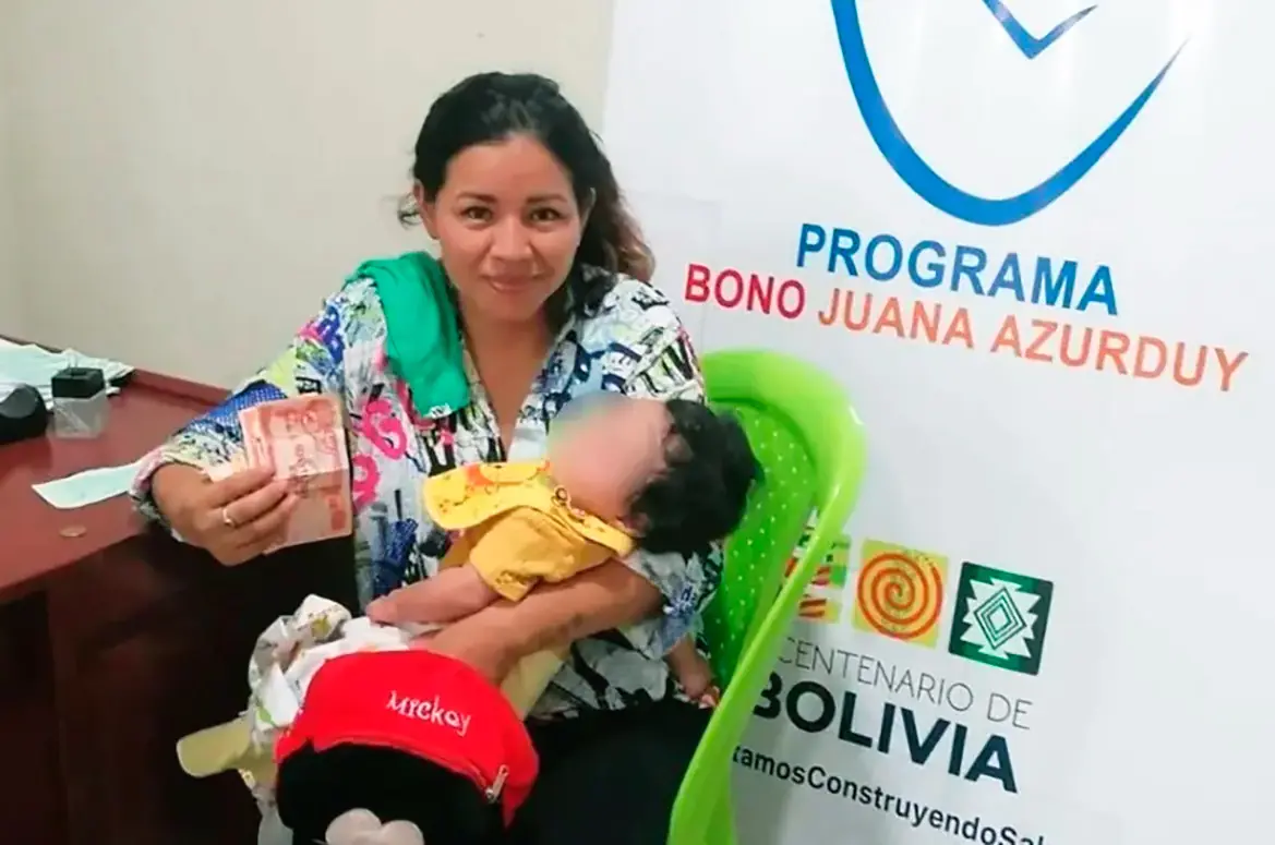 Referencial. Una mamá recibe el beneficio.Foto: GobCom
