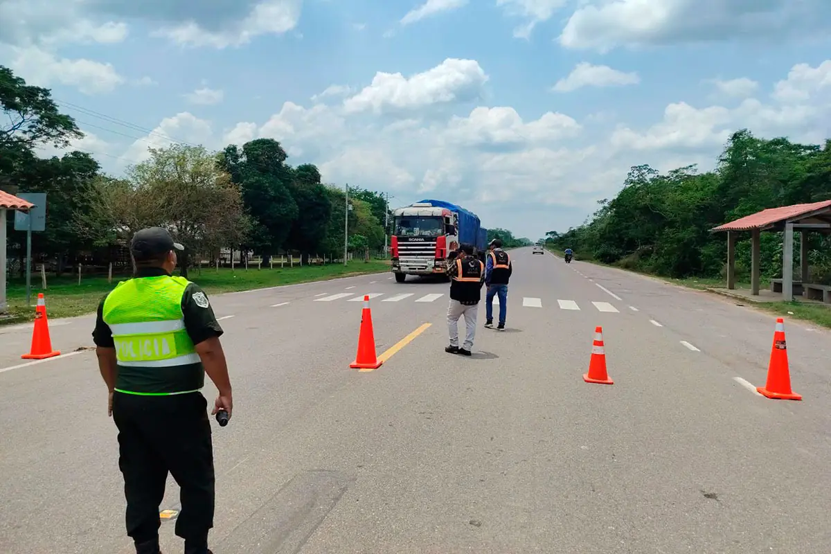 Operativos de control en cercanías de una caseta de peajes. Foto: Vías Bolivia