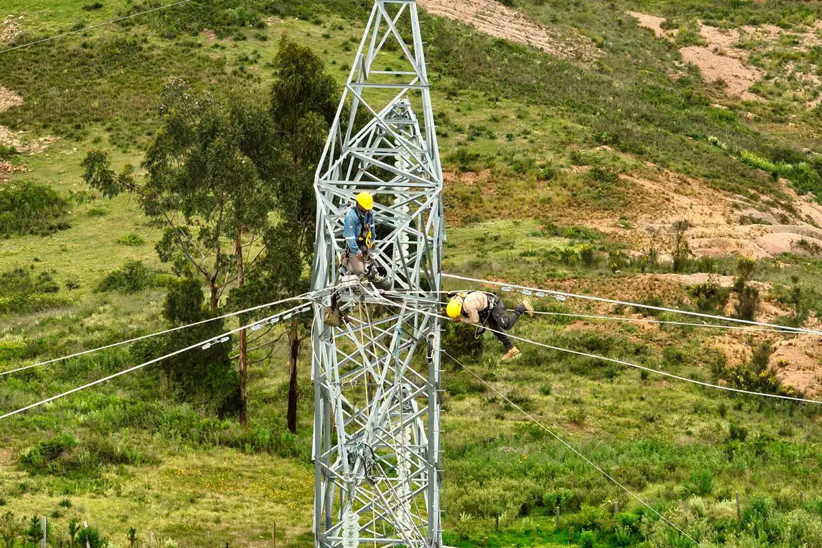 Trabajos de electrificación rural. Foto: Ende