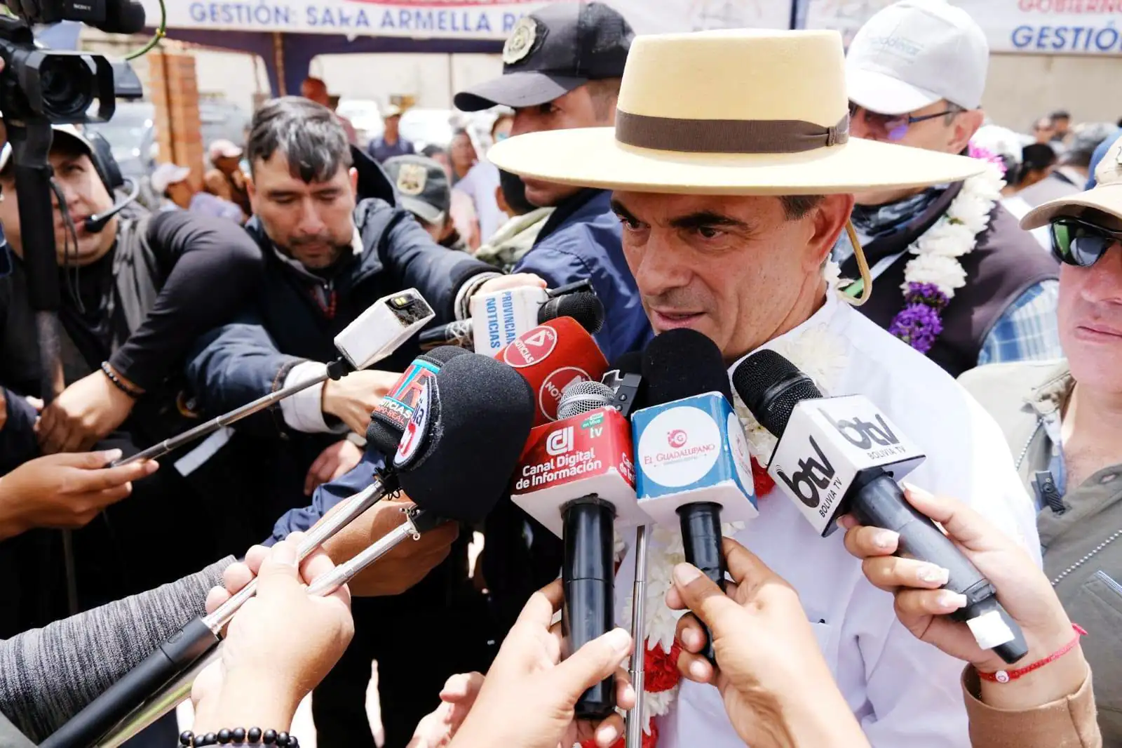 Rodrigo Paz atiende los requerimientos de la prensa tras el acto en Tarija. Foto: Oficina del Presidente