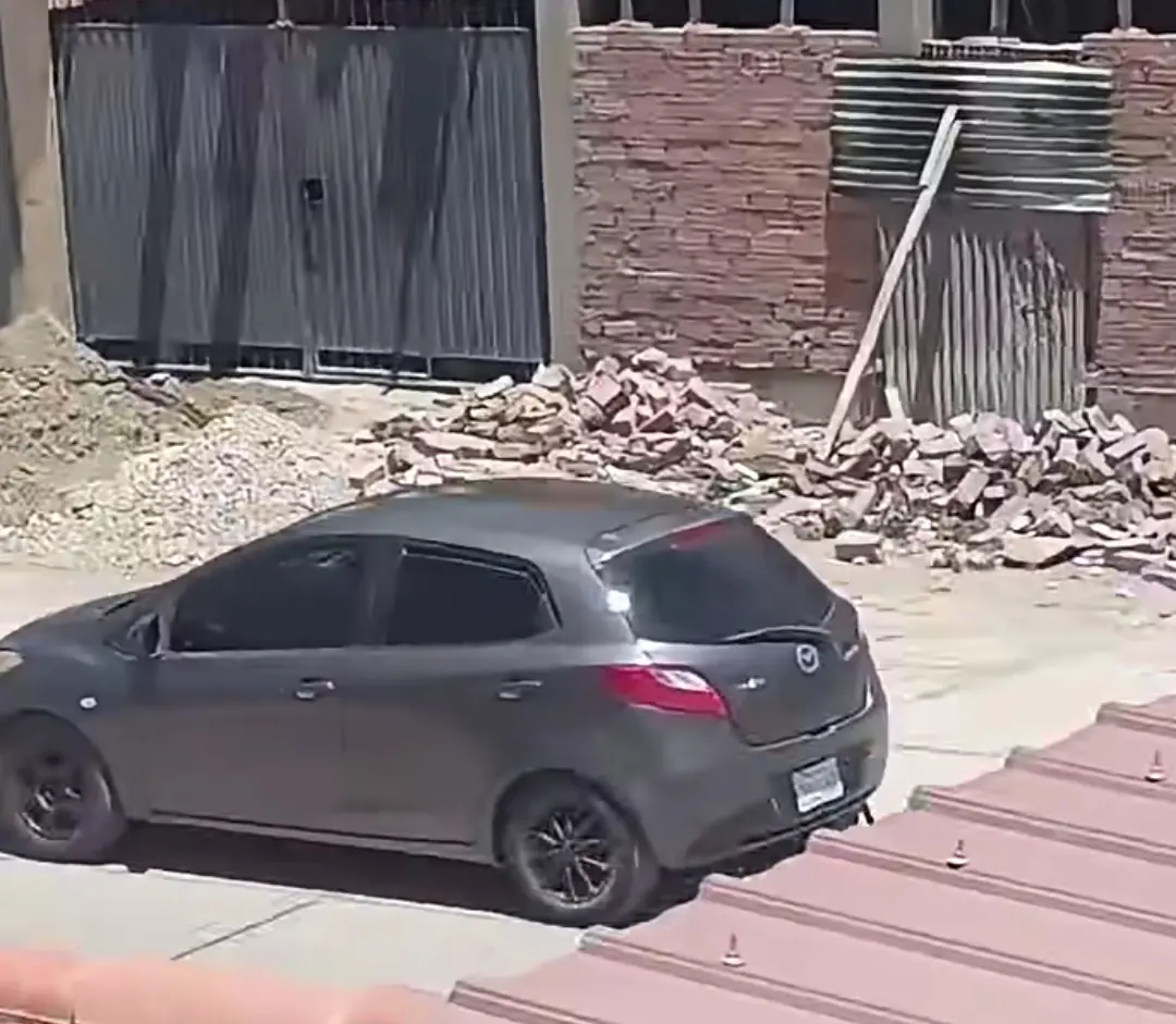 Los delincuentes escaparon en este vehículo/Captura de video