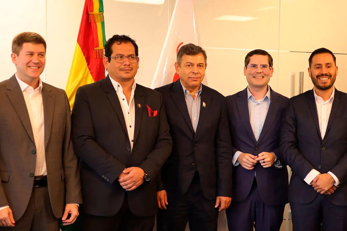 Representantes de Cainco y de las cámaras legislativas posan tras la reunión. Foto: Cainco