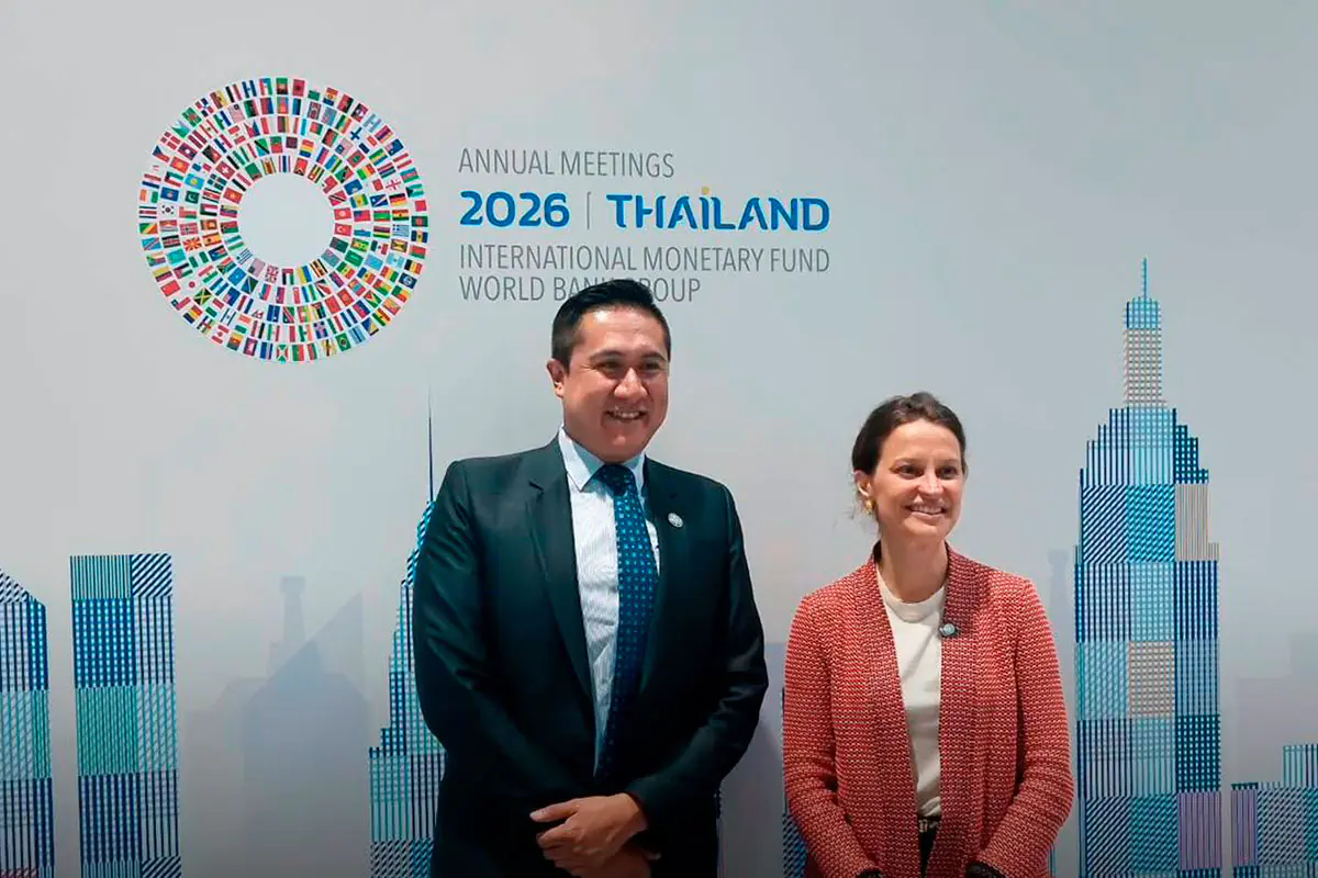 El ministro Espinoza posa junto a Cordeiro en tailandia. Foto: Ministerio de Economía