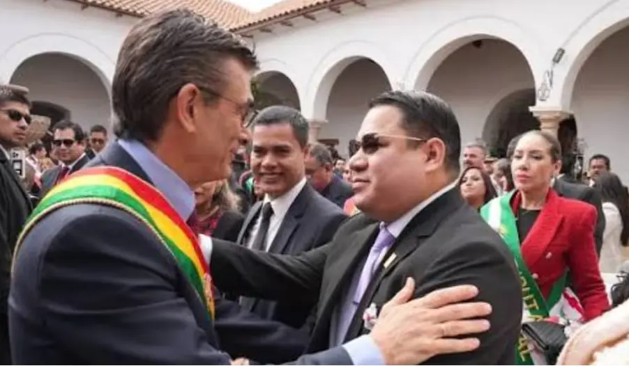 El presidente Rodrigo Paz saluda al exfiscal general Roger Mariaca.Foto: RRSS