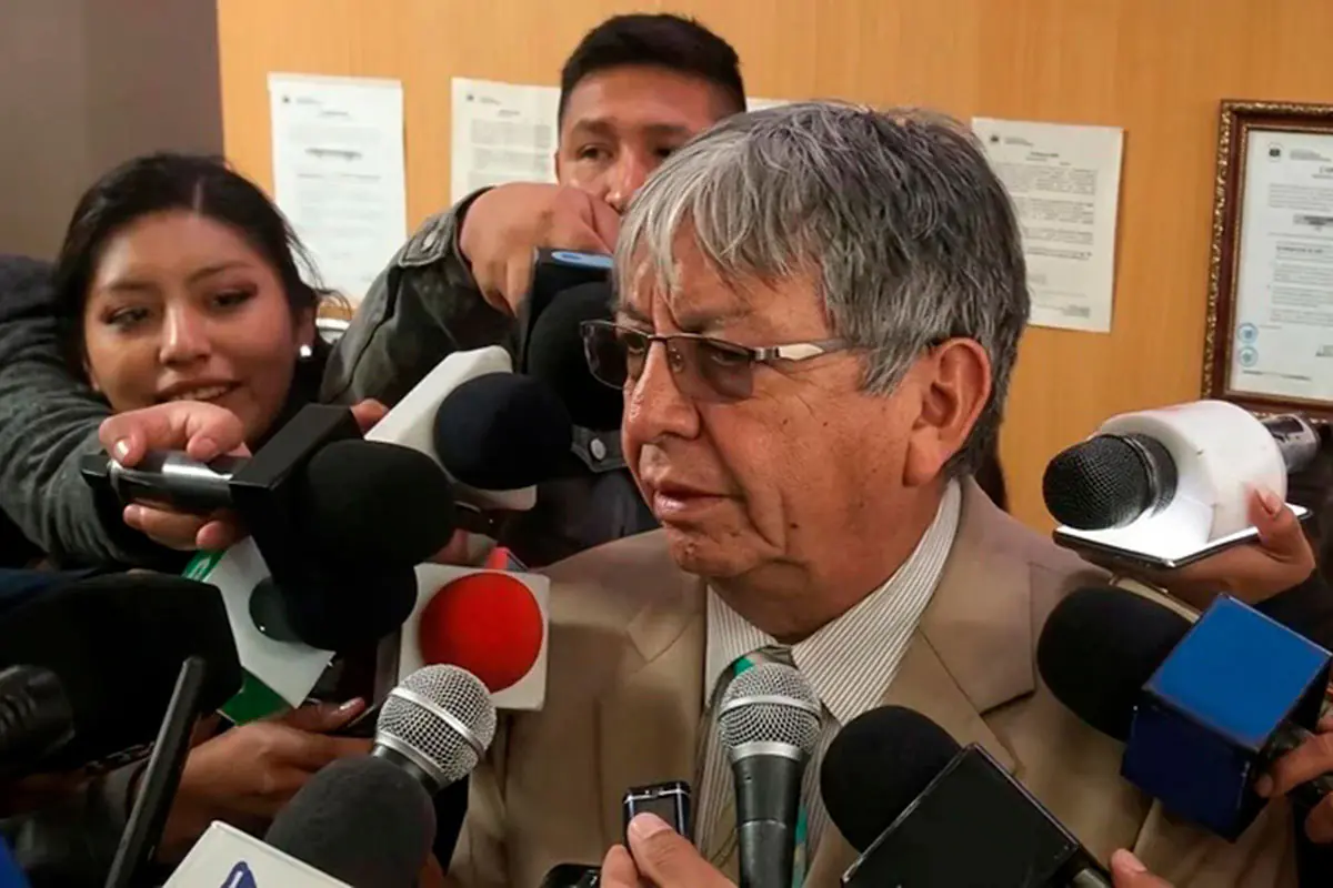 El viceministro del Tesoro, Oscar Navarro, atiende a los medios de comunicación