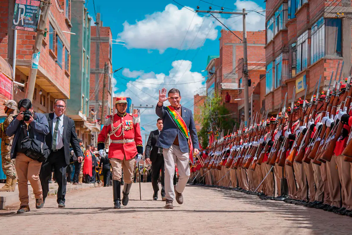 El presidente Rodrigo Paz durante su paso por Laja este martes. Foto: Oficina del Presidente