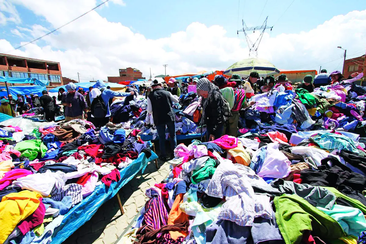 Venta de ropa. Foto: Archivo