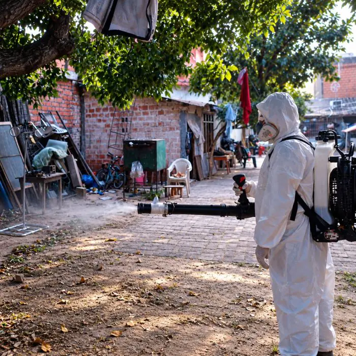 Funcionarios del Sedes realizan fumigaciones para prevenir el dengue y la chikungunya. FOTO: Ministerio de Salud