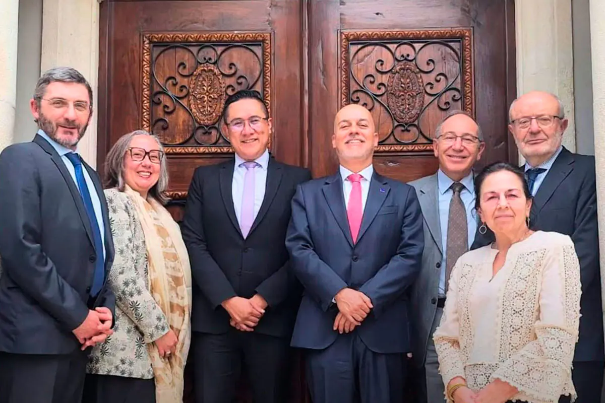 El ministro Morales junto a representantes de la Unión E uropea. Foto: Ministerio de Economía