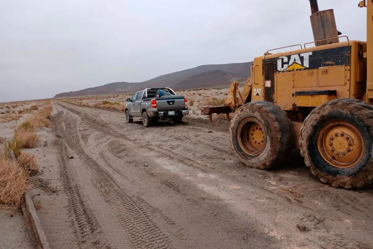 Labores de nivelación en el tramo Uyuni – Hito LX. Foto: ABC